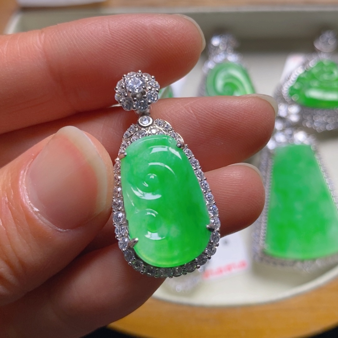 翡翠颈饰银S925镶嵌如意吊坠