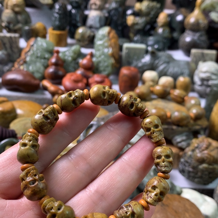 未镶嵌岫岩河磨玉（透闪石质玉）把件