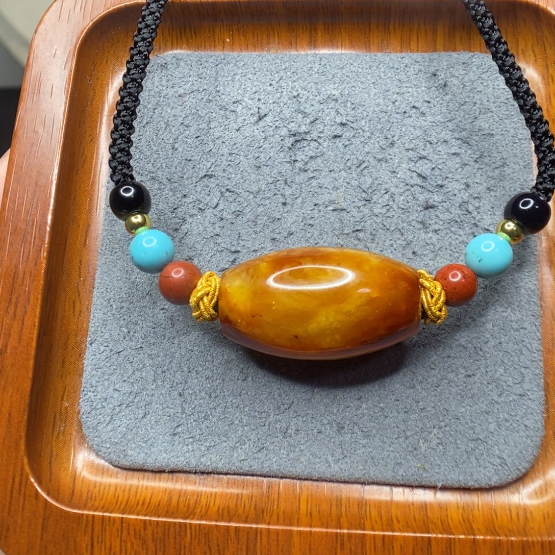 大***、蜜蜡未镶嵌颈饰郎