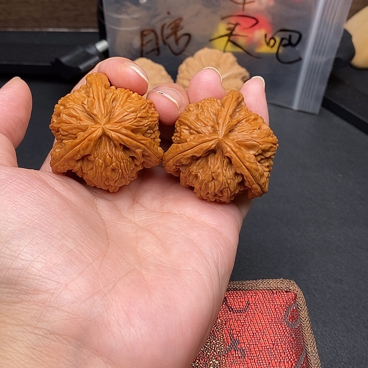 随***シ文玩核桃把件白奔