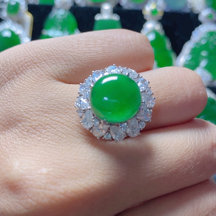 翡翠颈饰18K金镶嵌8868229。