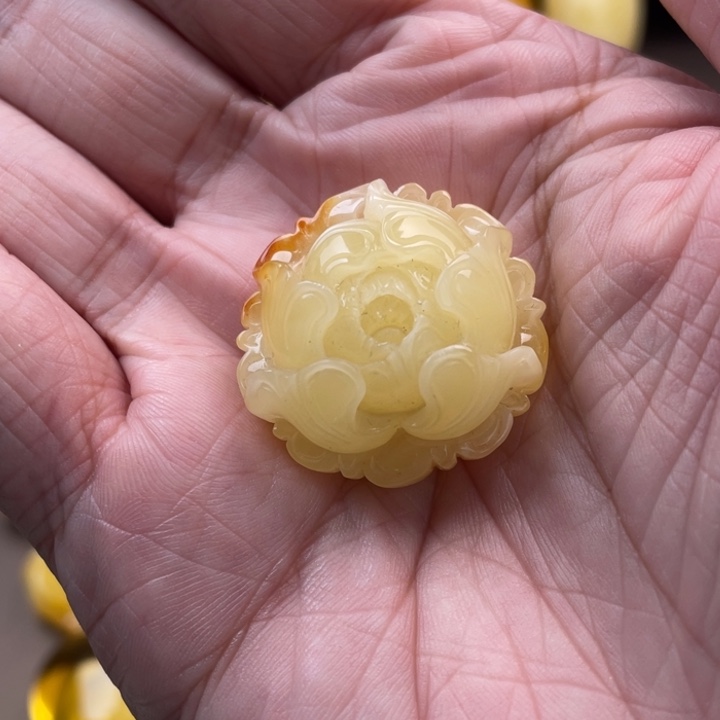 琥珀未镶嵌颈饰如图