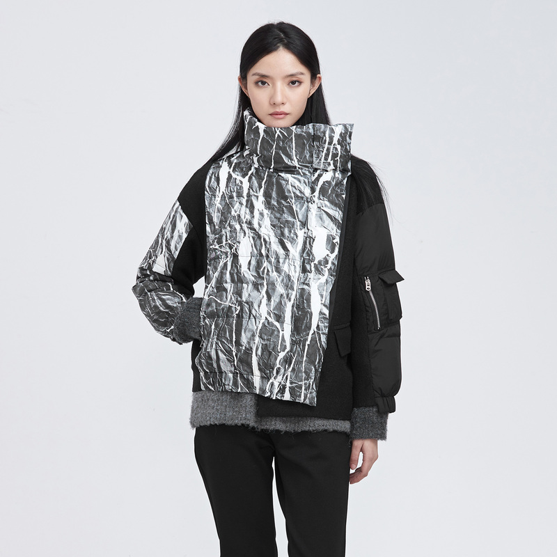 S·DEER圣迪奥休闲高领水墨涂鸦不规则拼接短款羽绒服S21482441