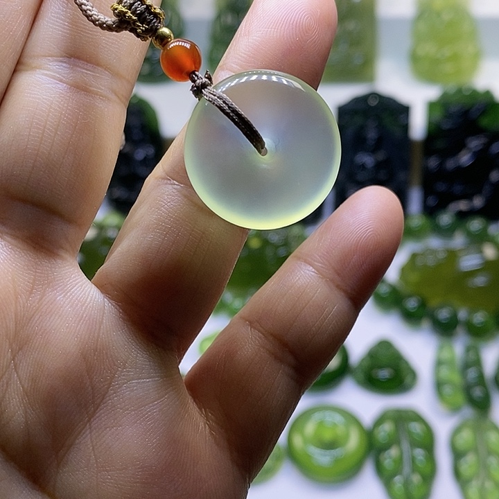 蛇纹石玉颈饰未镶嵌