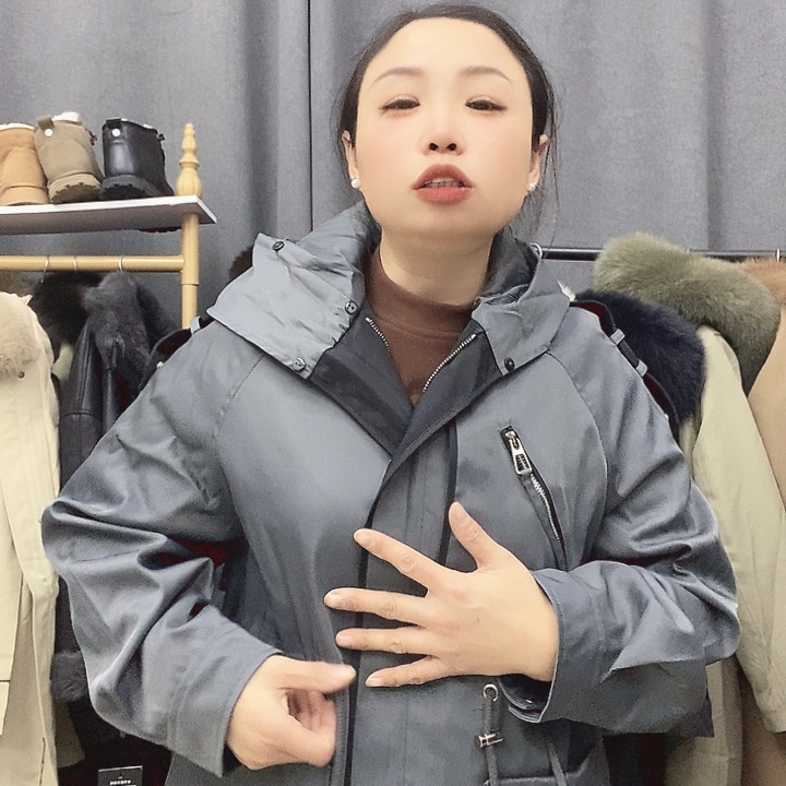 灰色外皮风衣女中长款