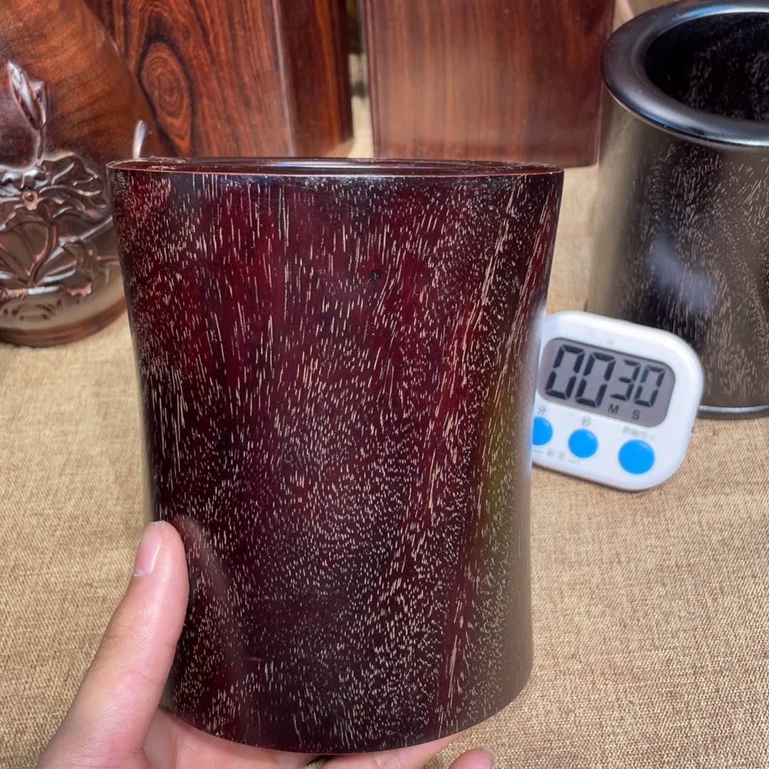 木࿐****笔筒小叶紫檀