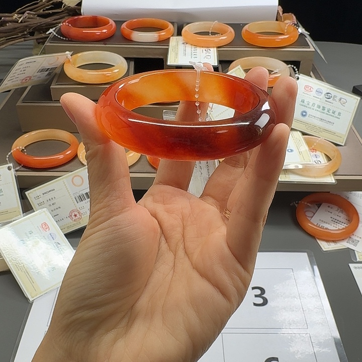 凤***姐石英质玉（黄龙玉）未镶嵌手镯