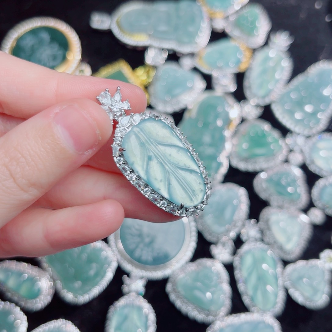 翡翠颈饰未镶嵌叶子