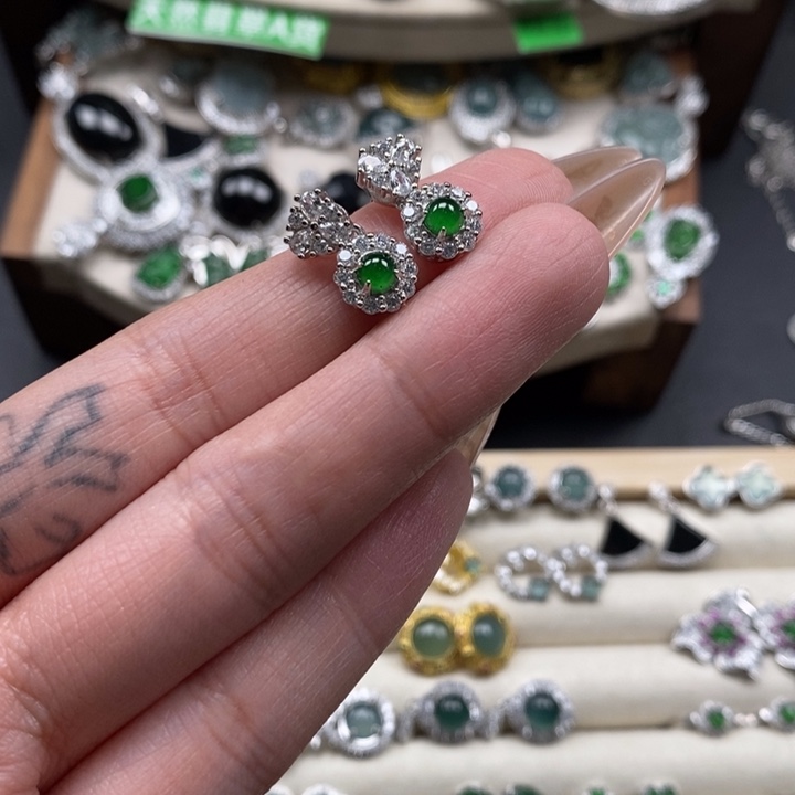 翡翠颈饰未镶嵌翡翠