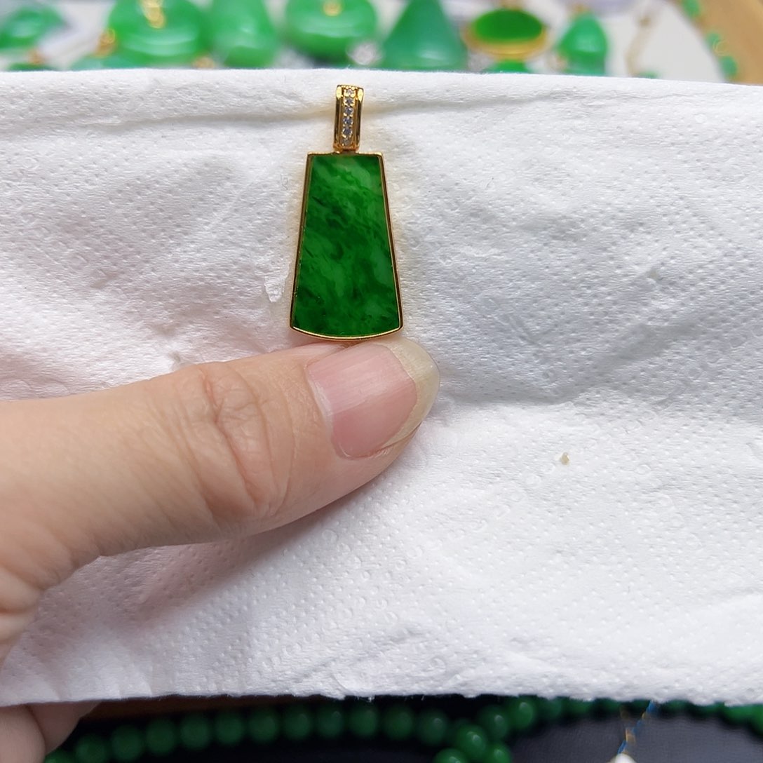 翡翠颈饰18K金镶嵌天然缅料A货一件