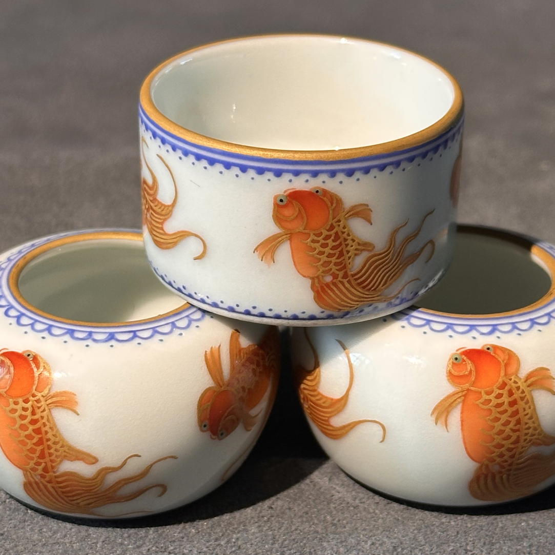 余乐新 矾红描金金鱼纹鸟食罐