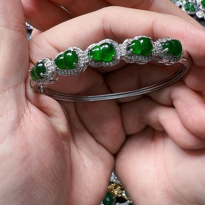 翡翠颈饰未镶嵌天然A货翡翠放漏