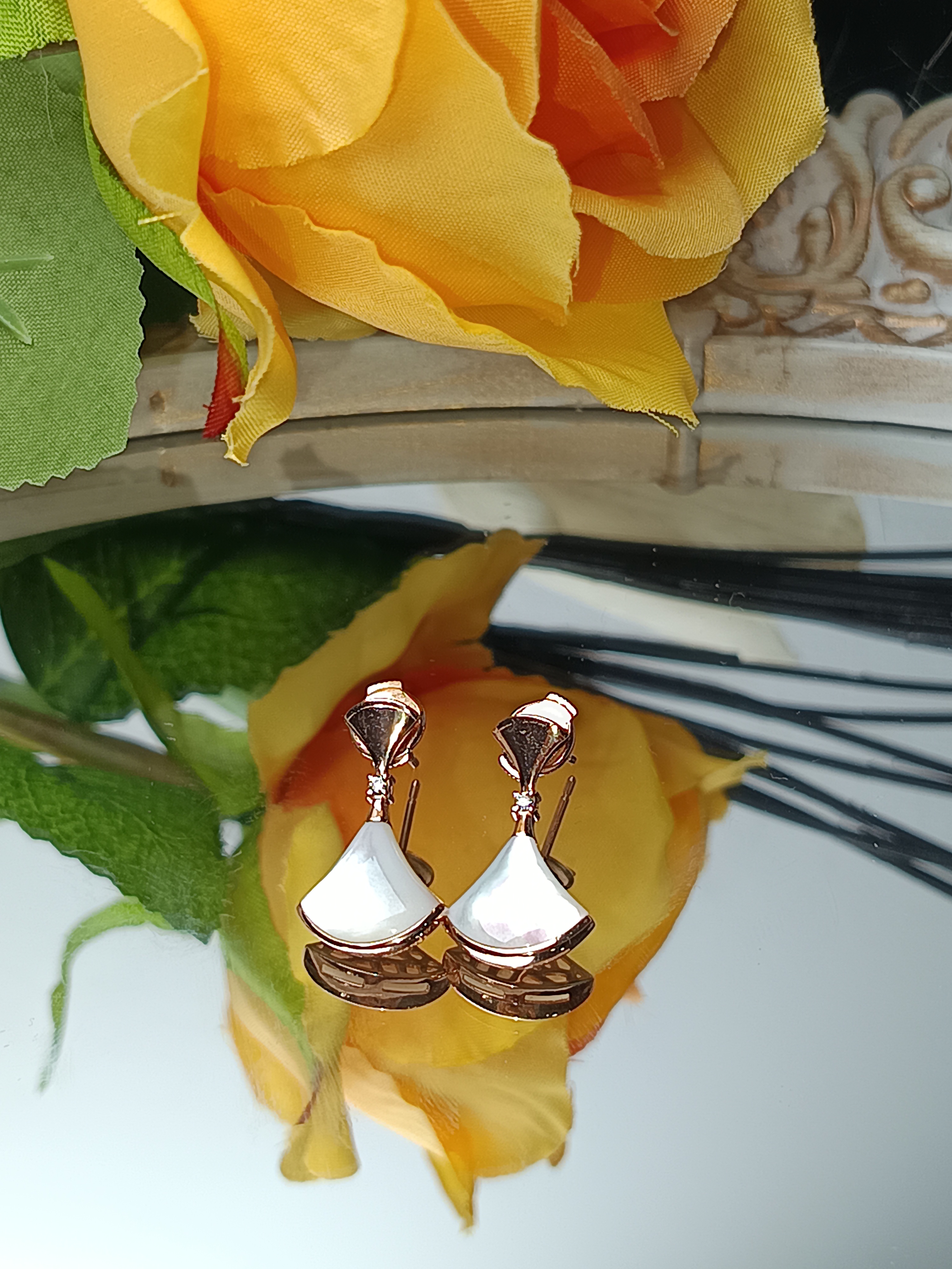 18K金贝母耳钉镶钻石 单钻 裙子 白贝耳钉