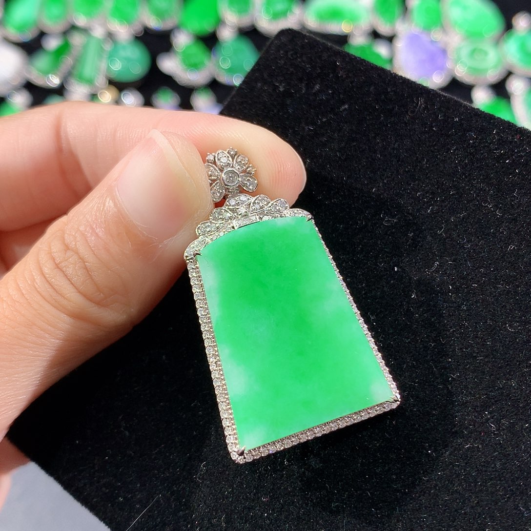 翡翠18K金镶嵌颈饰