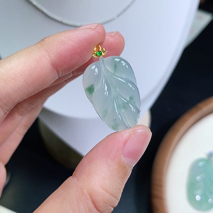 翡翠18K金镶嵌颈饰叶子