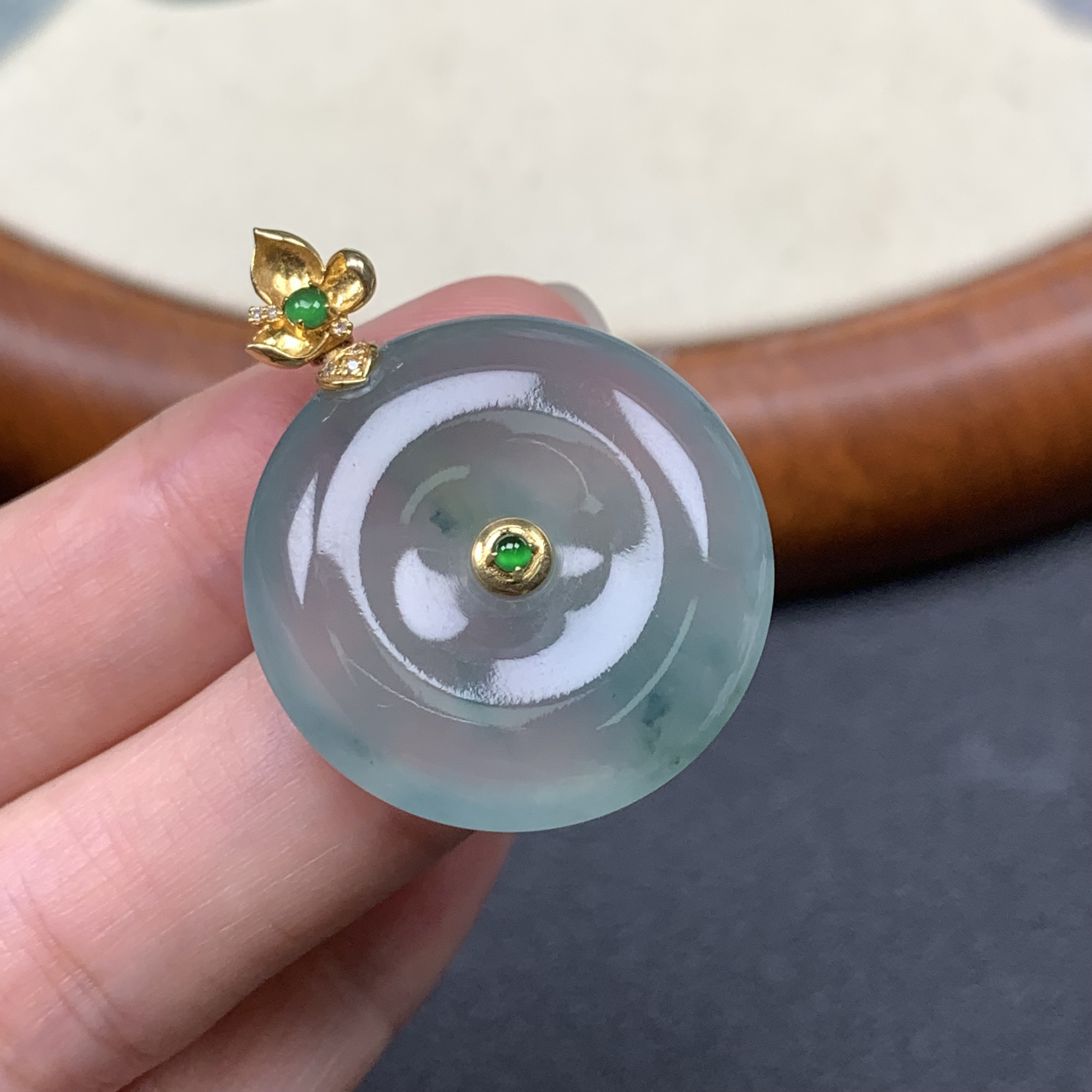 天然缅甸翡翠A货 18k镶飘花平安扣吊坠 配证书礼盒 