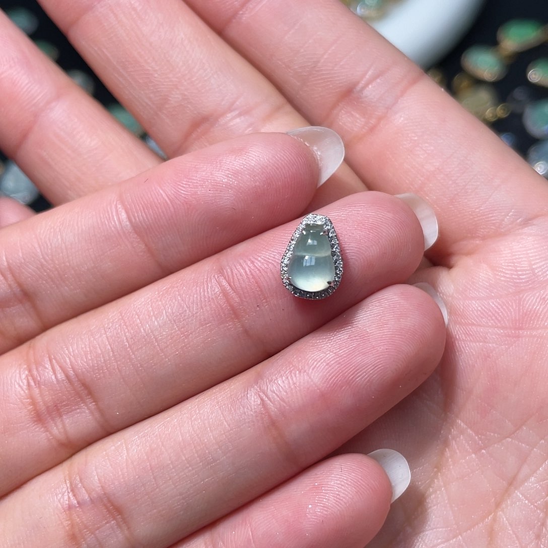 翡翠吊坠(不含链)18K金镶嵌