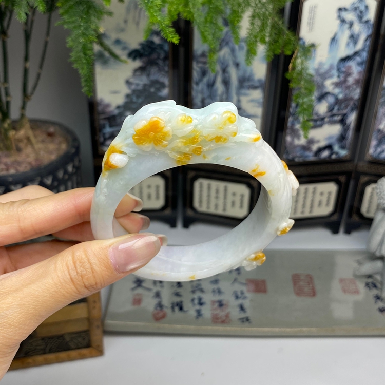 59.5俏色黄翡枯木逢春雕花手镯 天然翡翠A货手镯