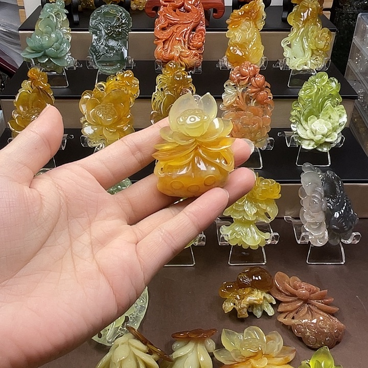 亿***言蛇纹石玉未镶嵌颈饰