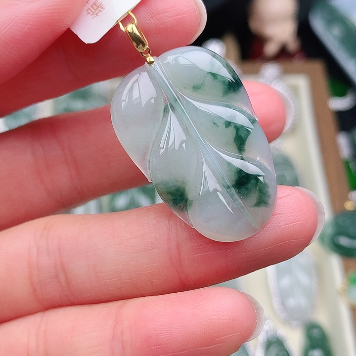 颈饰18K金镶嵌翡翠吊坠