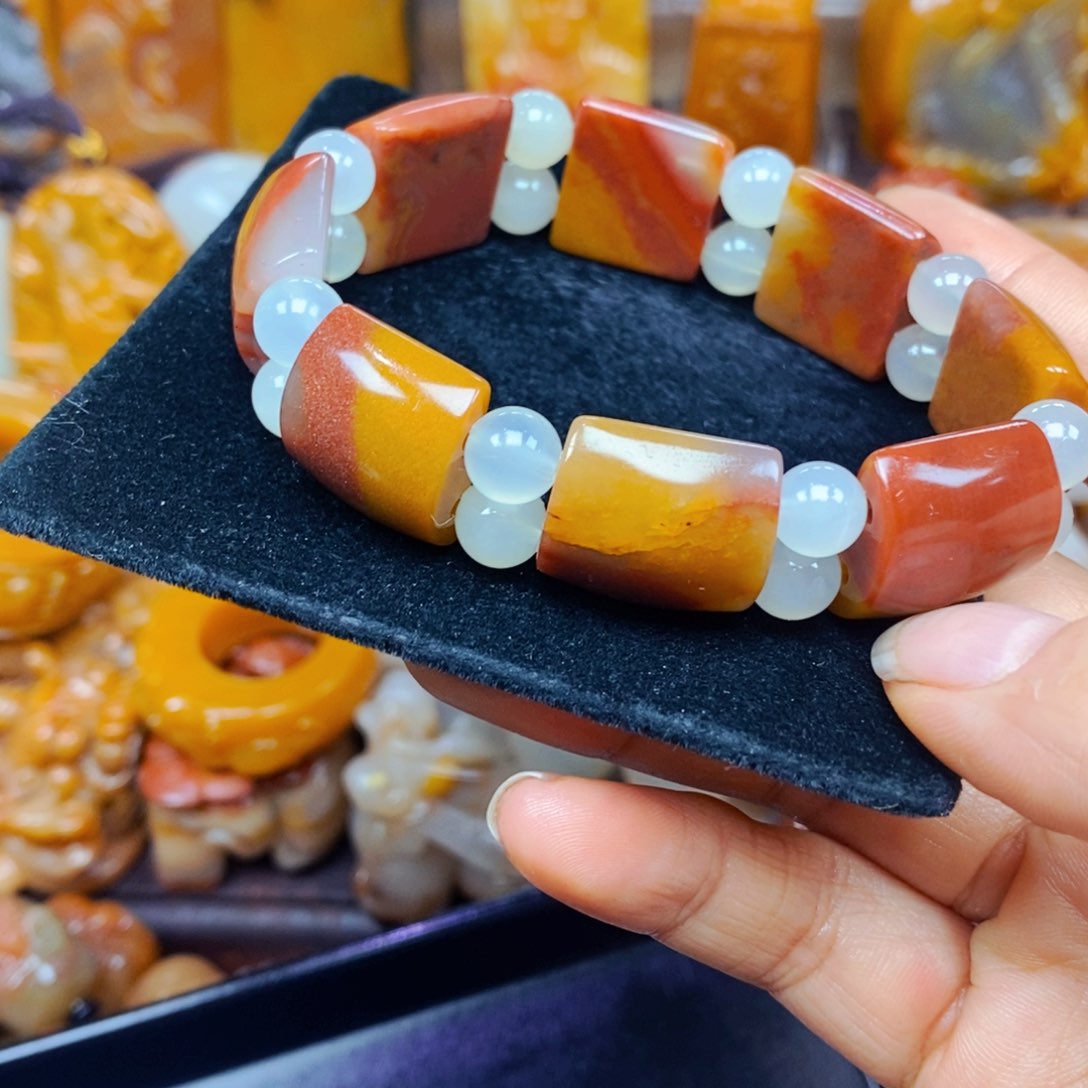 未镶嵌石英质玉（黄龙玉）颈饰