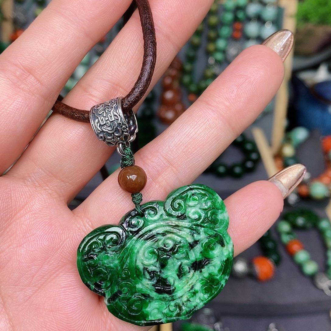 翡翠颈饰未镶嵌漂亮美眉