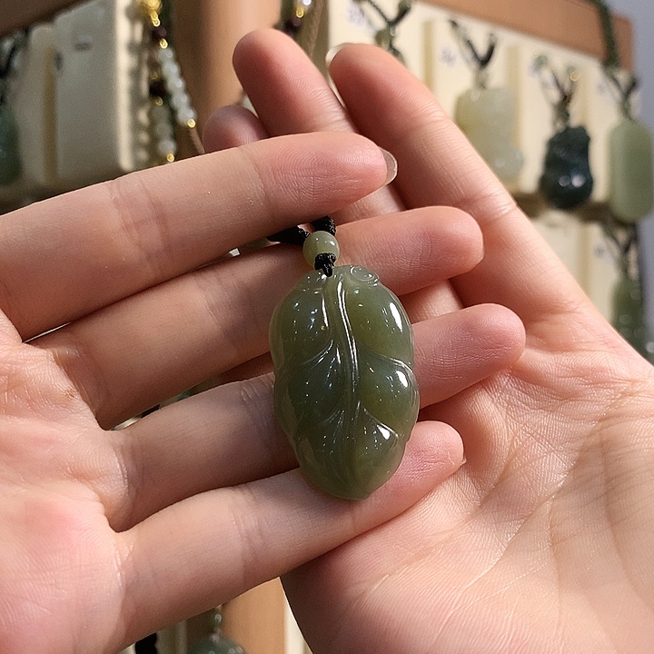 和田玉未镶嵌颈饰@*月