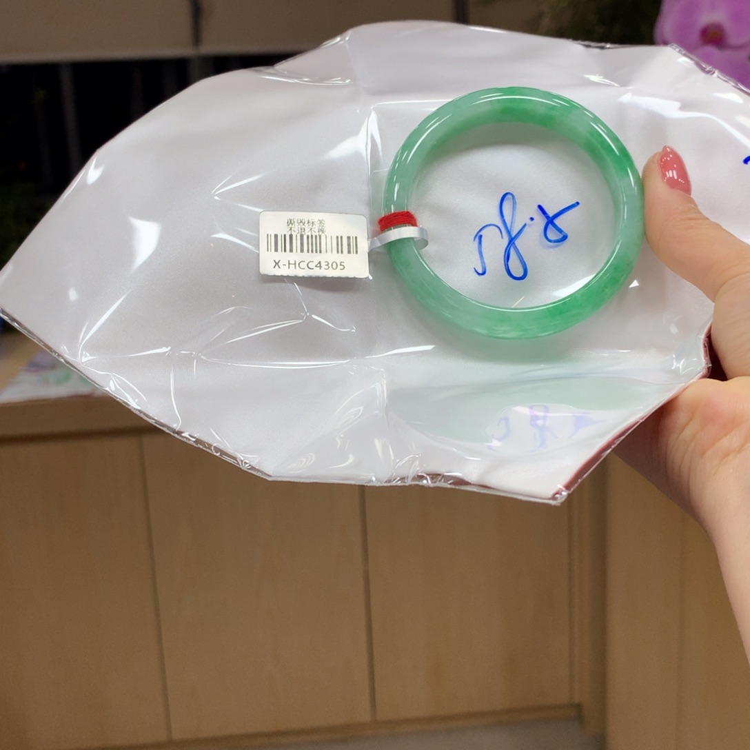 翡翠手镯未镶嵌不退不换