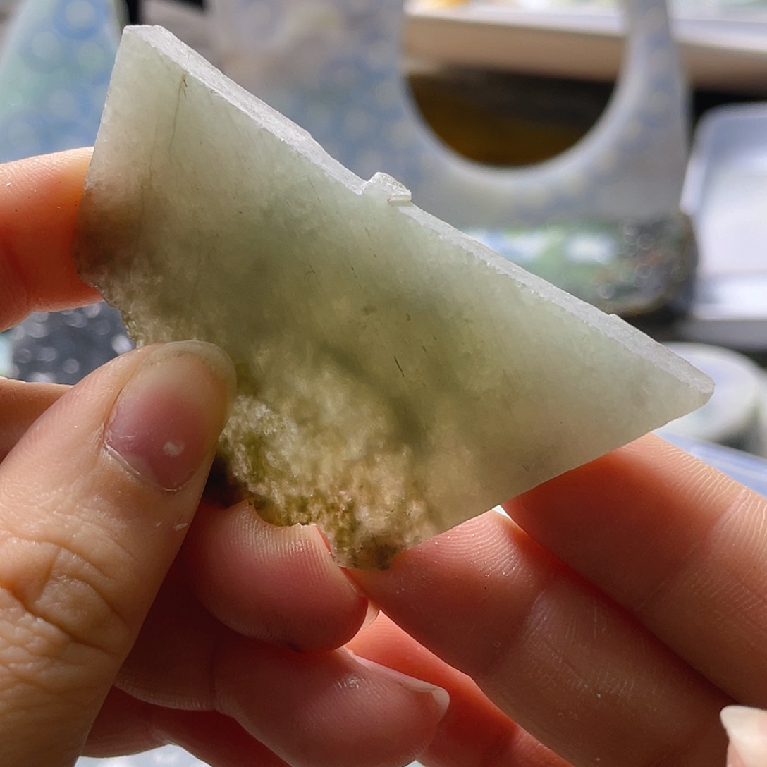 颈饰未镶嵌翡翠。