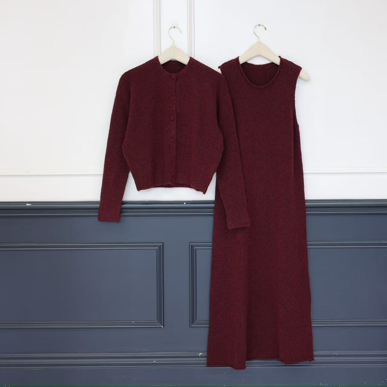 2509052【壁虎姐】GECKO秋冬新款 酒红色简约风圆领上衣无袖裙套