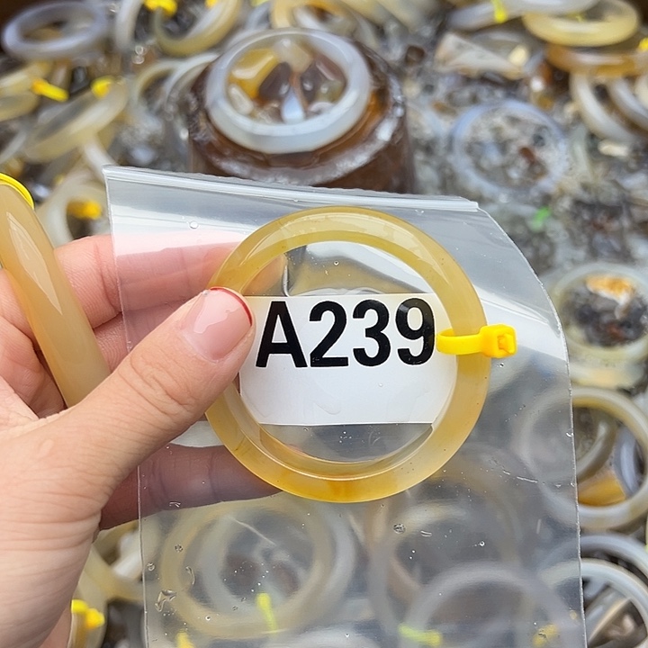 ****️玛瑙/玉髓未镶嵌手镯239