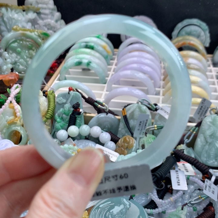 翡翠手镯未镶嵌吊坠