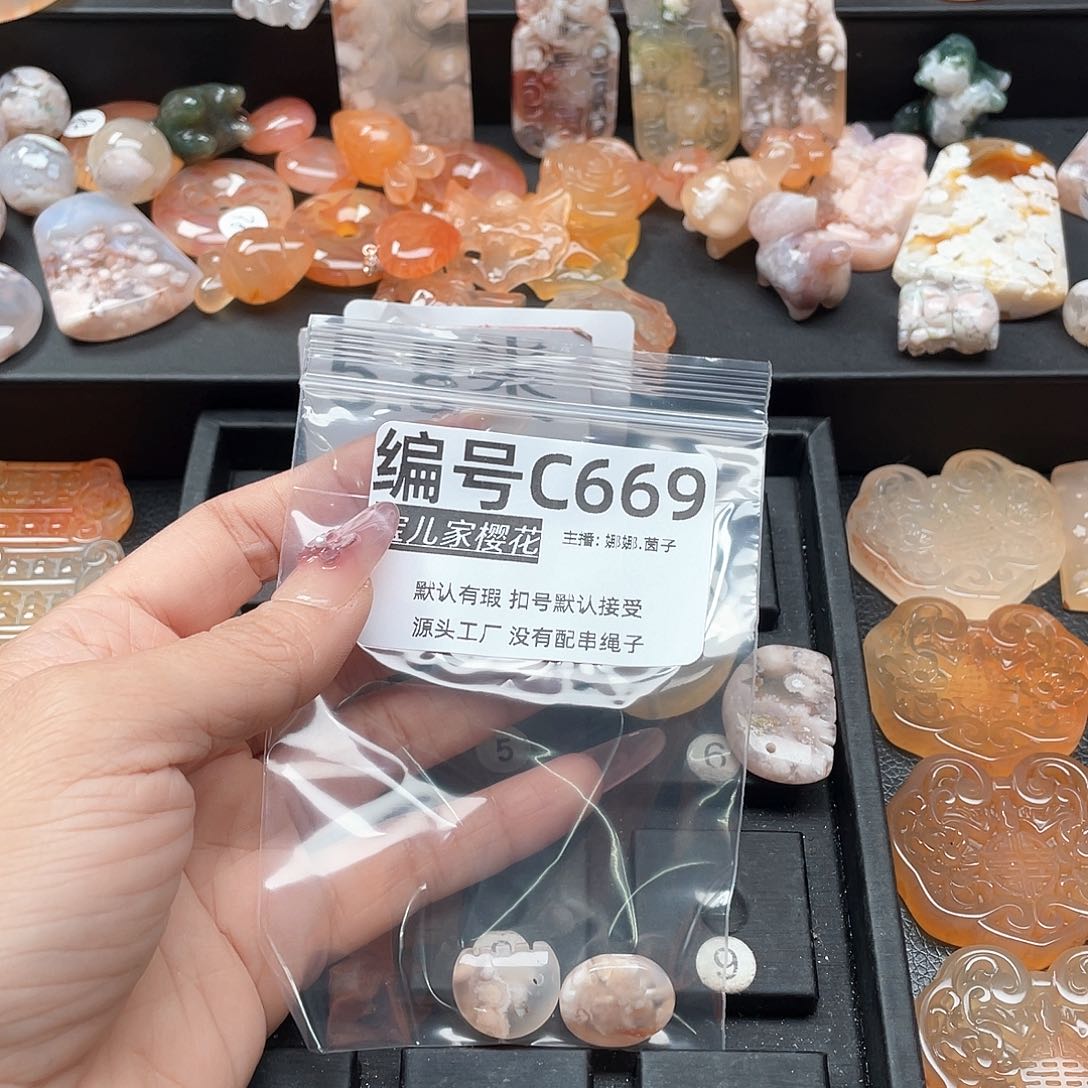 合金颈饰玛瑙/玉髓小*?
