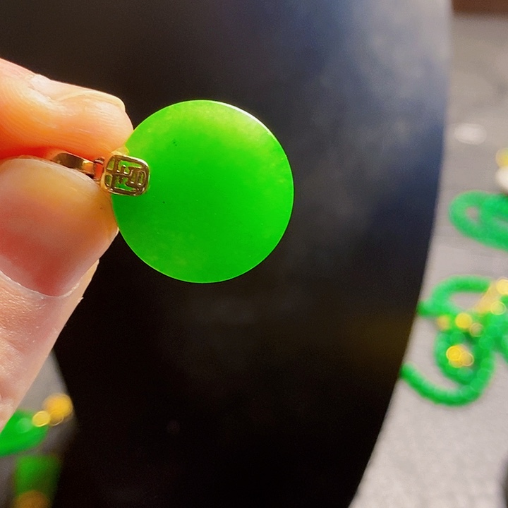 翡翠18K金镶嵌颈饰