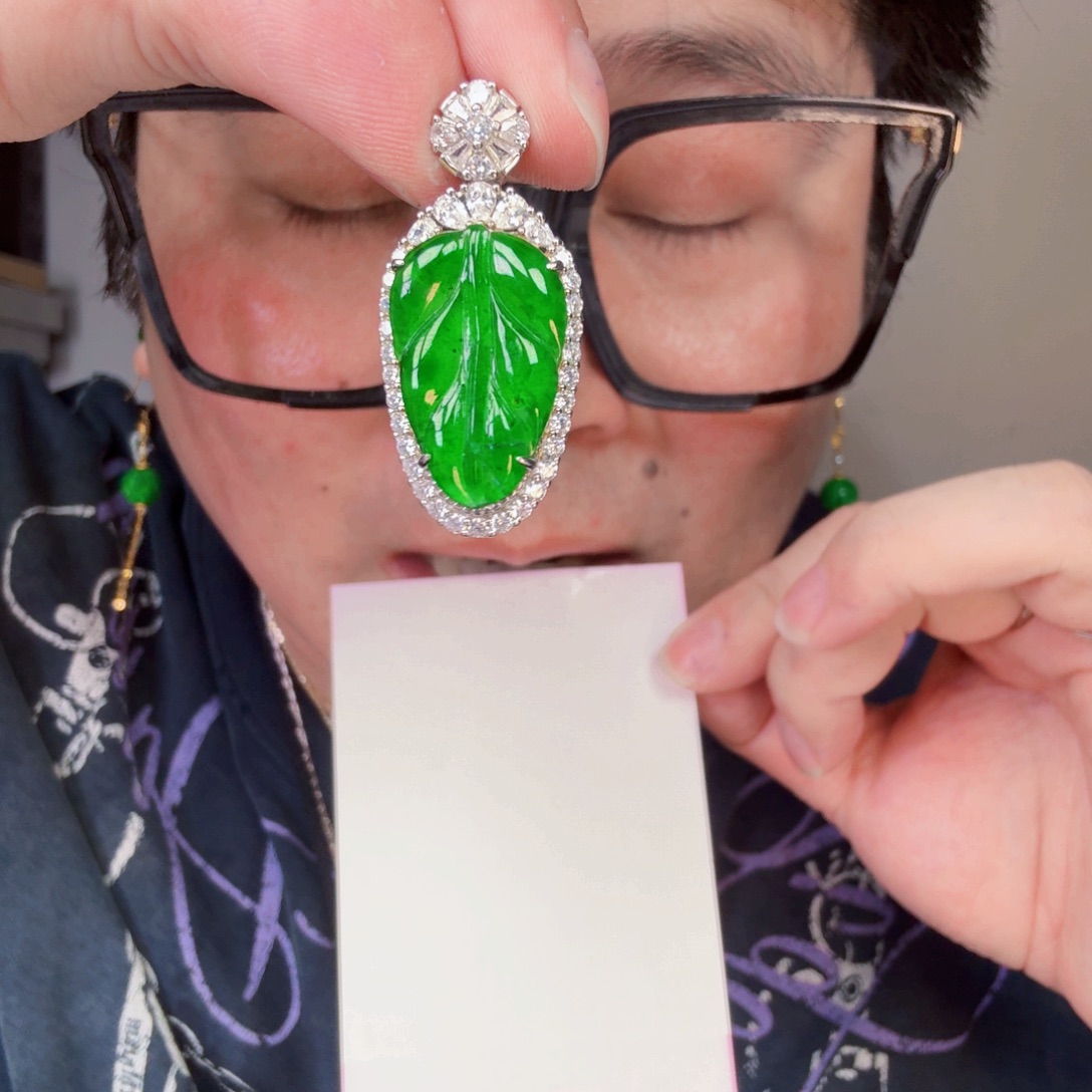 翡翠未镶嵌颈饰一件