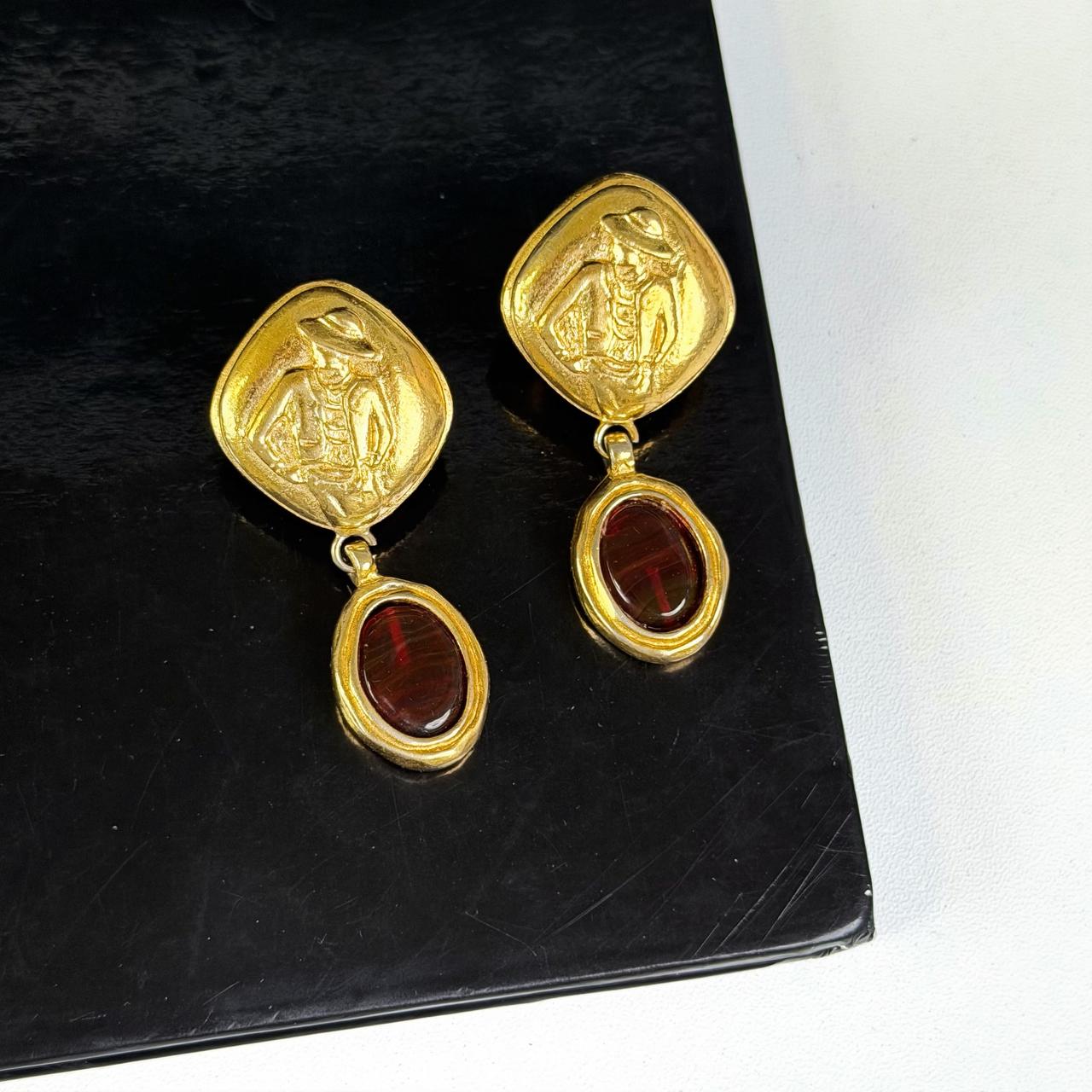 Chanel 红琉璃吊坠人像耳夹