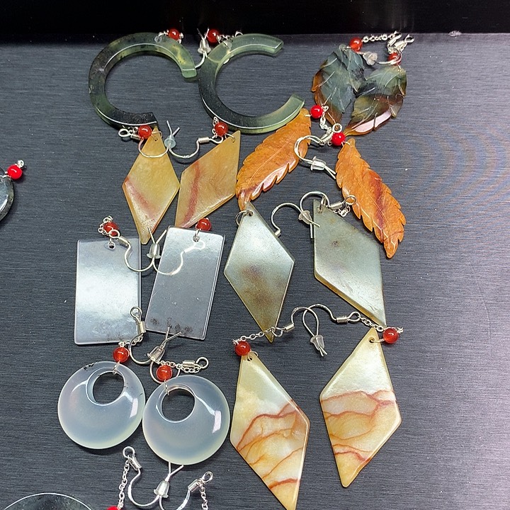 未镶嵌蛇纹石玉耳饰点**痣