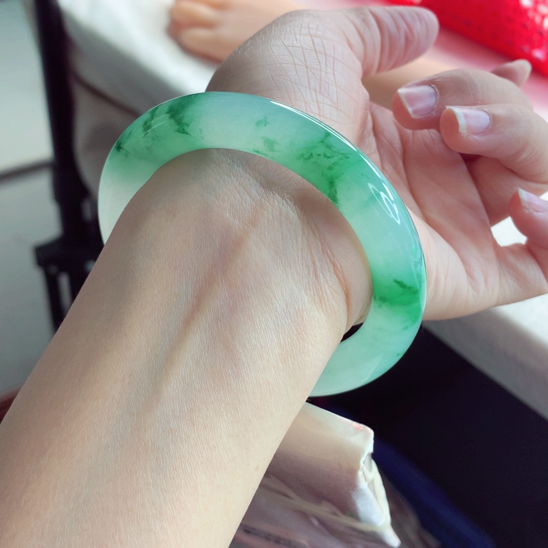 翡翠手镯（圆镯）未镶嵌冰起胶飘绿花完美A