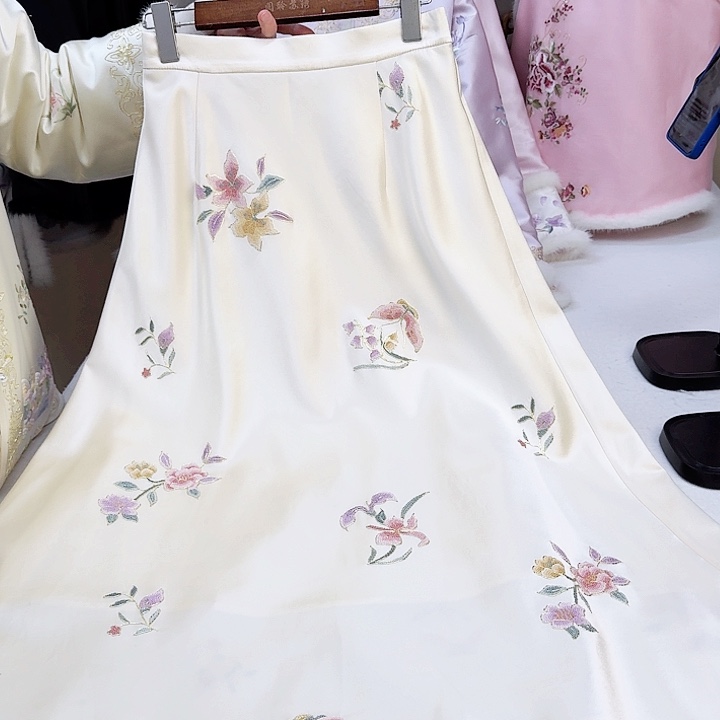 织绣香槟色桑蚕丝半身裙