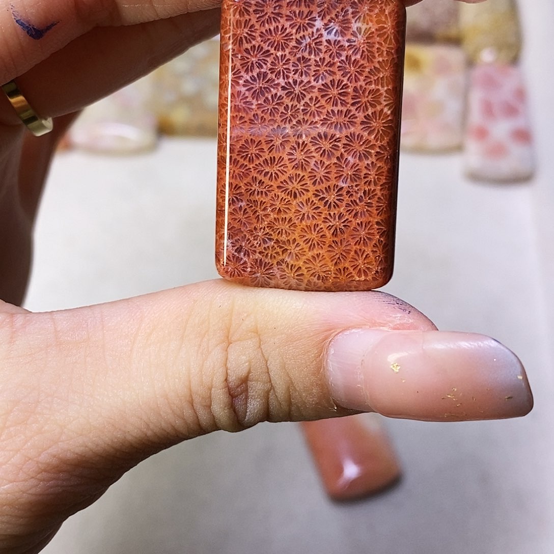 合金颈饰硅化玉寿**?