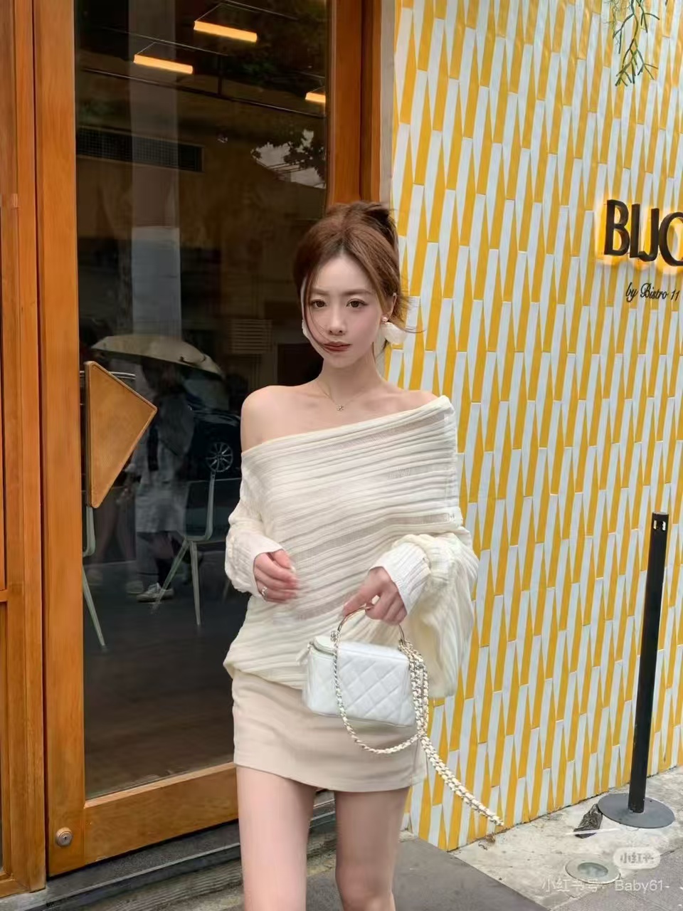 韩系氛围感早秋穿搭上衣小众不撞款慵懒风肌理感白色斜肩针织衫女