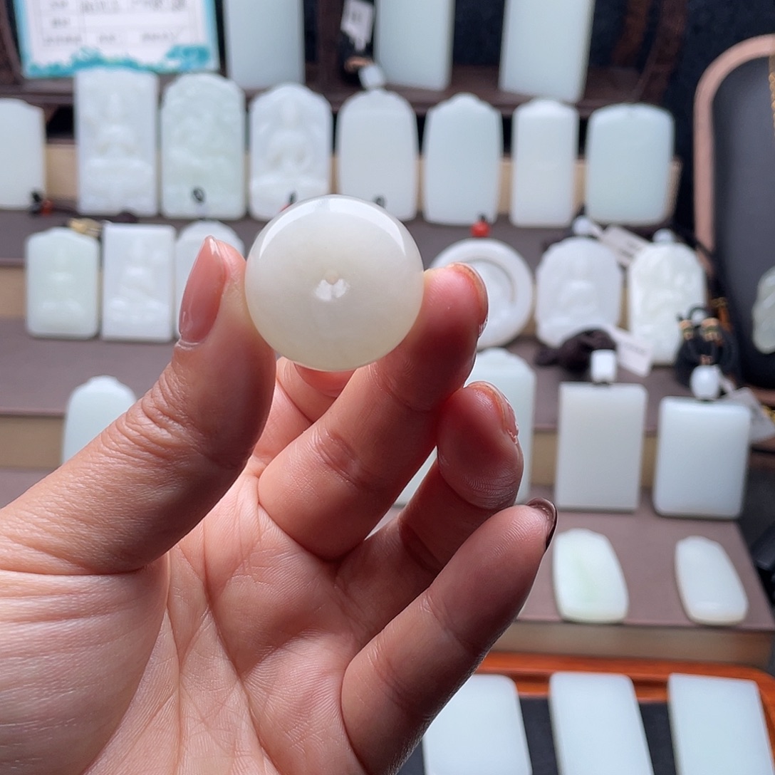 冰***M和田玉未镶嵌颈饰