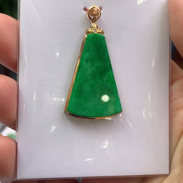 翡翠颈饰18K金镶嵌翡翠吊坠