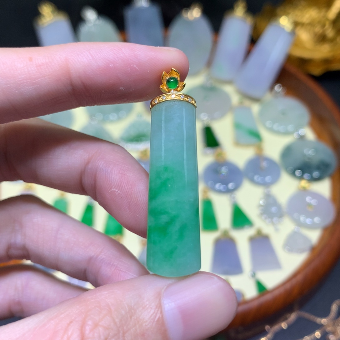 翡翠吊坠(不含链)18K金镶嵌