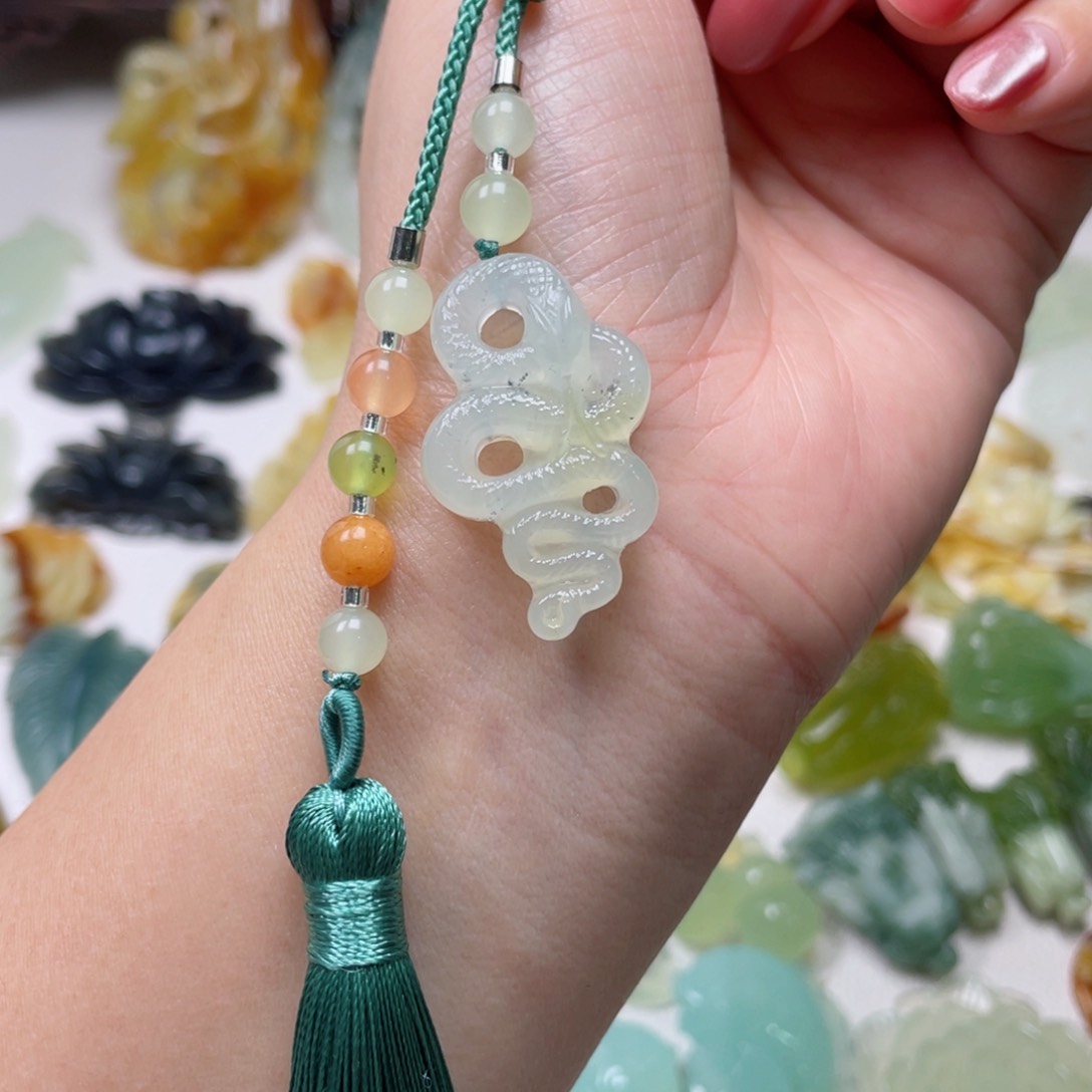 蛇纹石玉颈饰未镶嵌