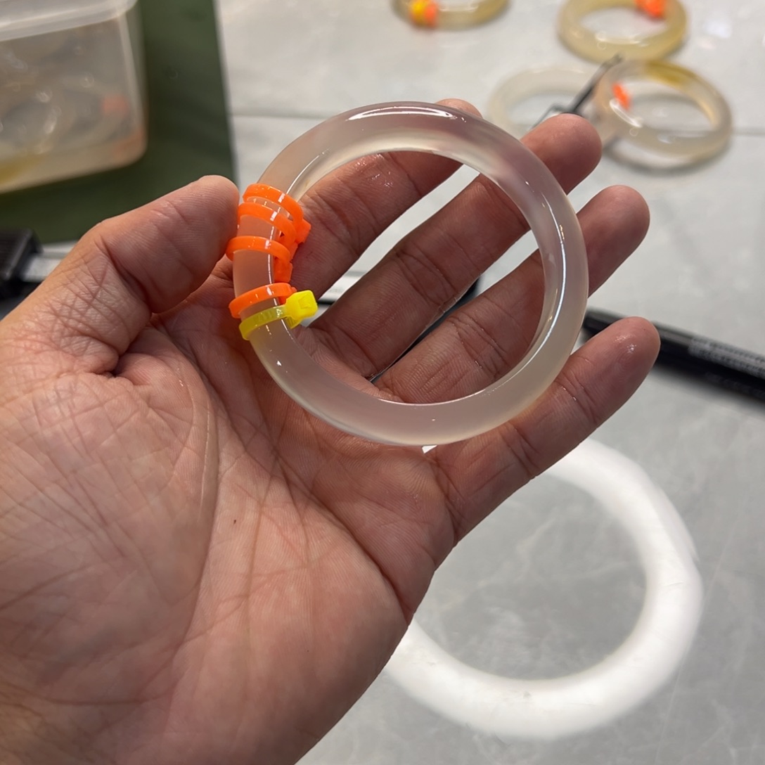 玛瑙/玉髓手镯未镶嵌桶*