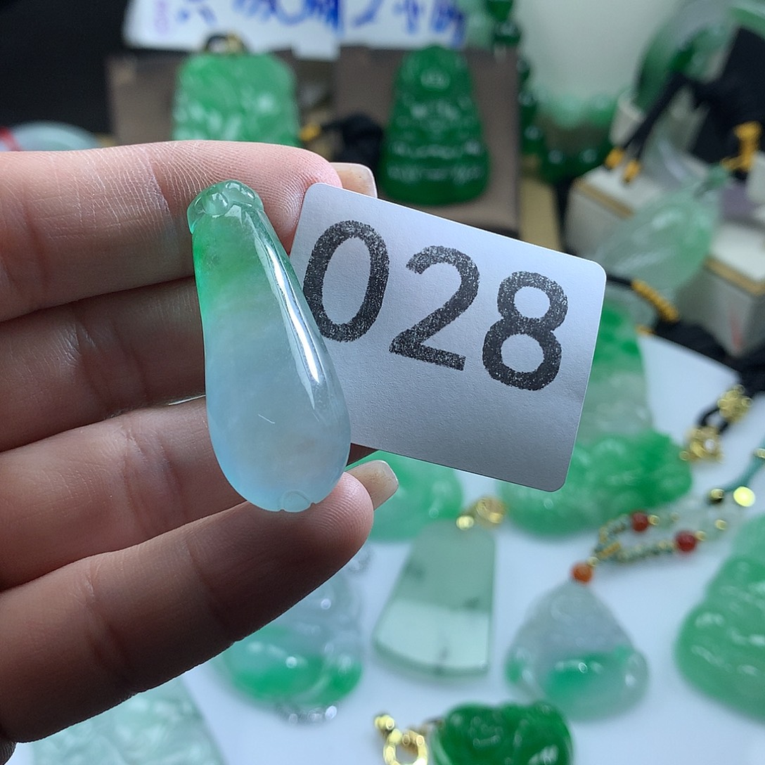 翡翠未镶嵌吊坠(赠链)