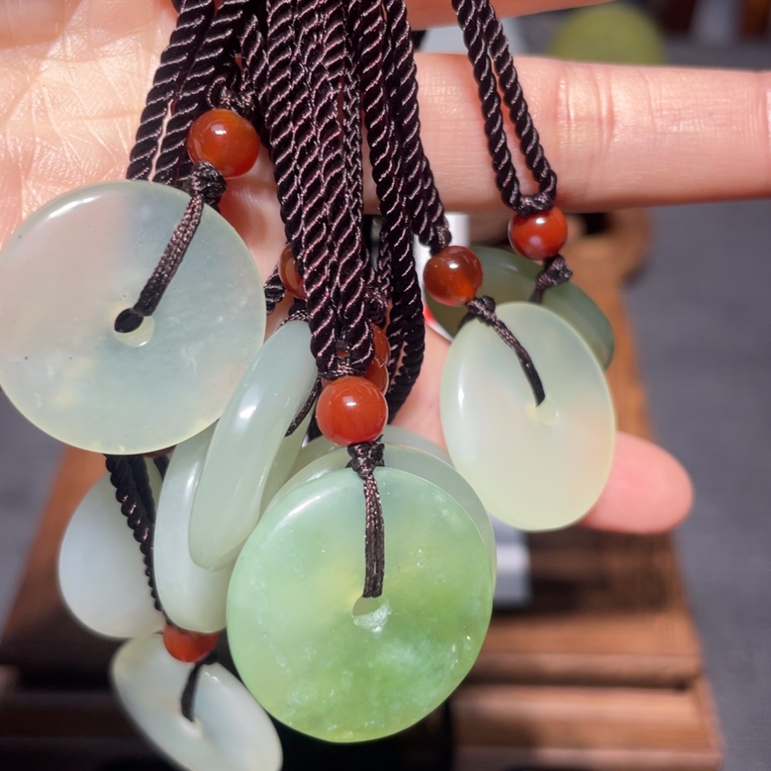 岫玉未镶嵌颈饰多样性