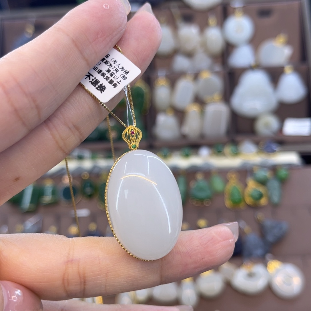 和田玉吊坠18K金镶嵌