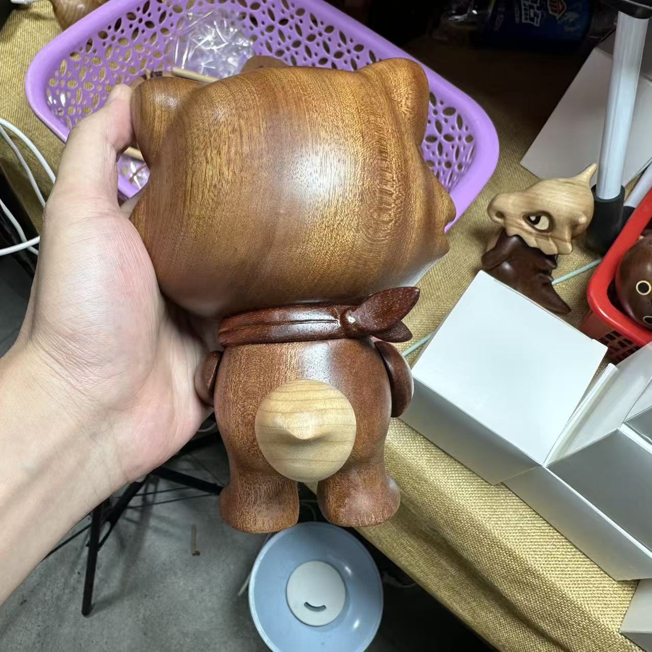 乌檀木的小狼带红领巾香薰摆件